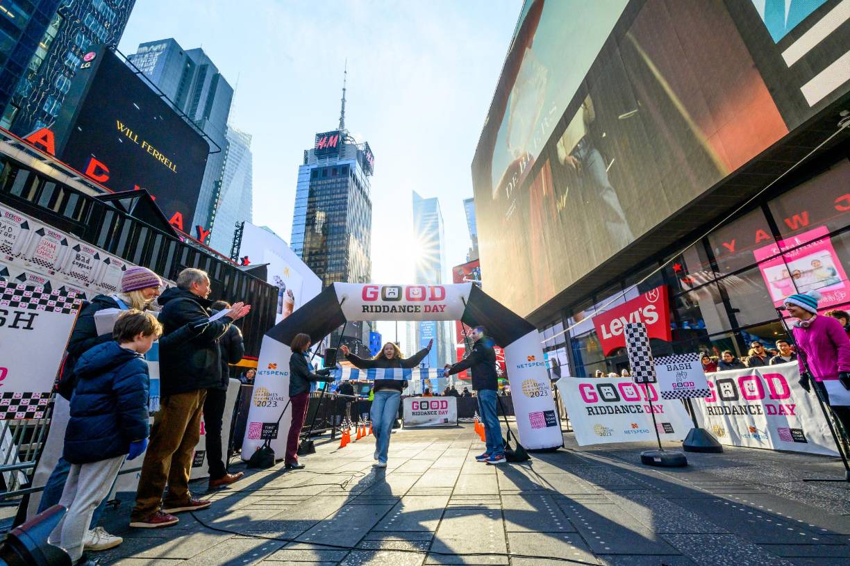 Las calles aledañas estaban abarrotadas de camiones y equipos de televisión que instalaban los sets para la transmisión de año nuevo.