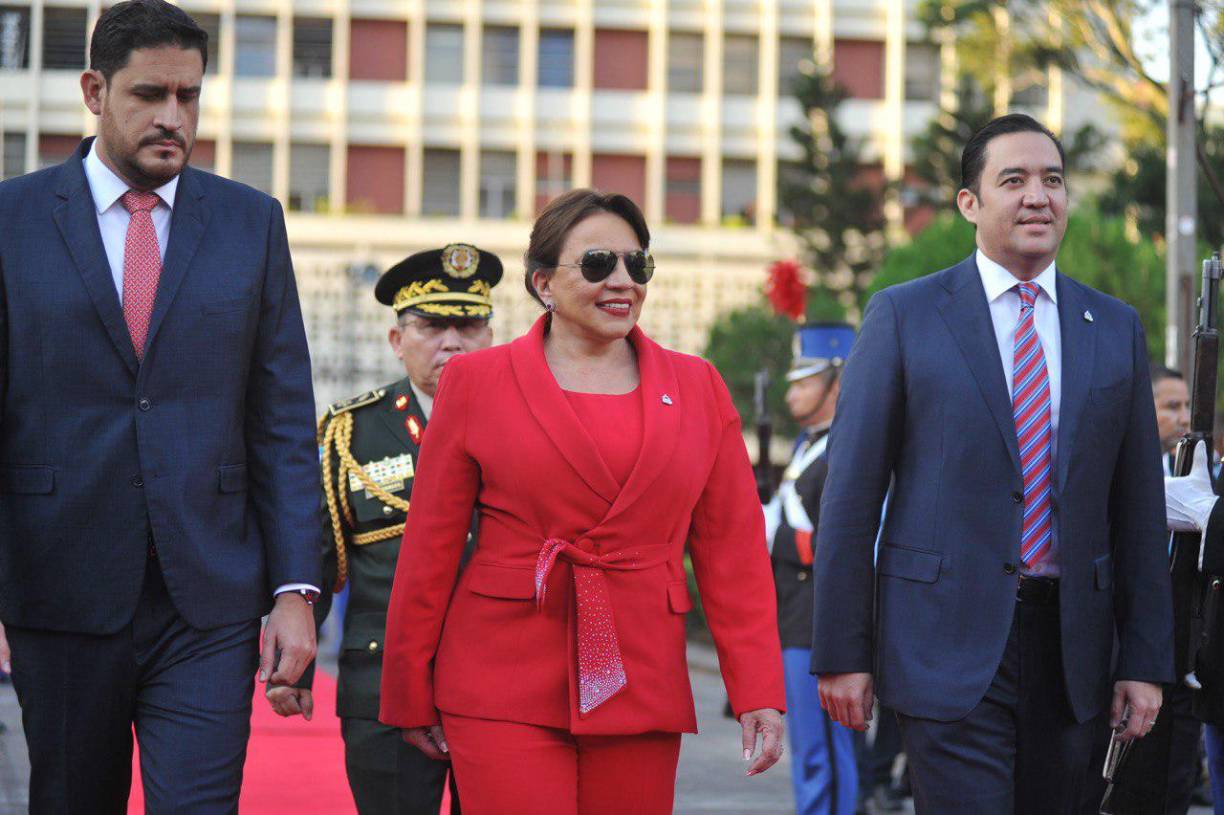 La mandataria hondureña arribó desde muy temprano al Parque Central de Tegucigalpa, donde se inauguraron las Fiestas Patrias, acompañada del secretario de defensa José Manuel Zelaya Rosales y de Héctor Zelaya, Secretario Privado. 