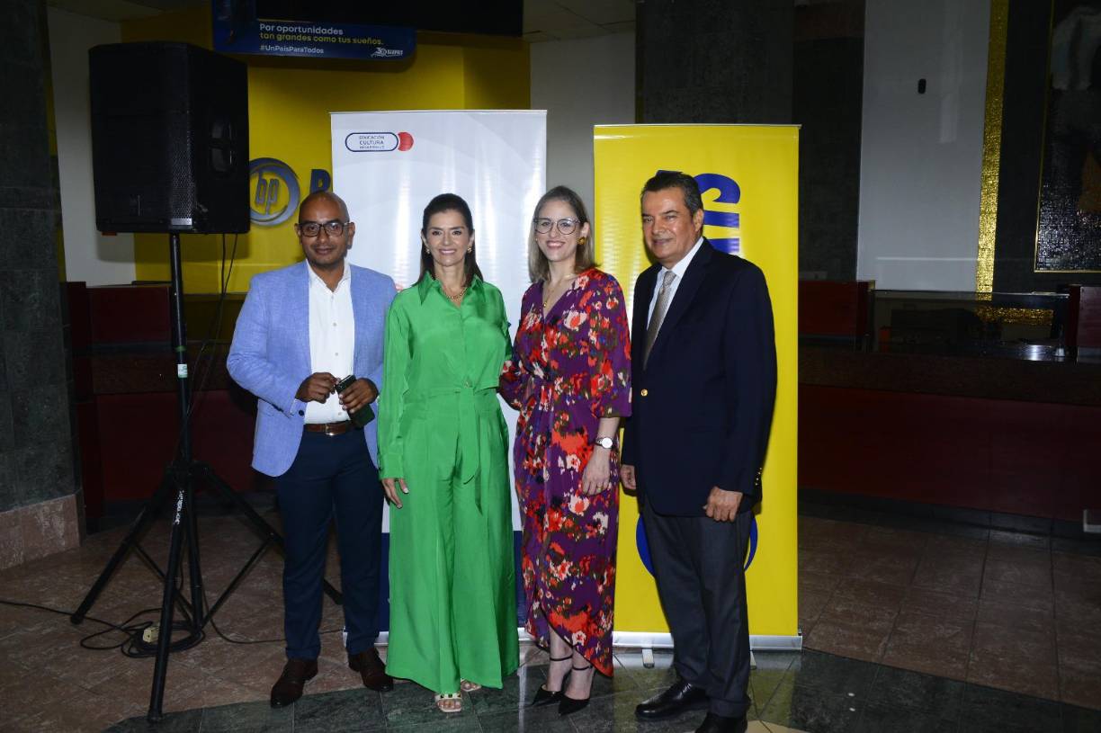 Fernando Carranza, jefe del Departamento Cultural del Ihci; Suyapa Monterroso, coordinadora del proyecto; Ana Lorena Lacayo, directora ejecutiva del Ihci, y Ramón Fuentes, gerente regional de Negocios de Banpaís