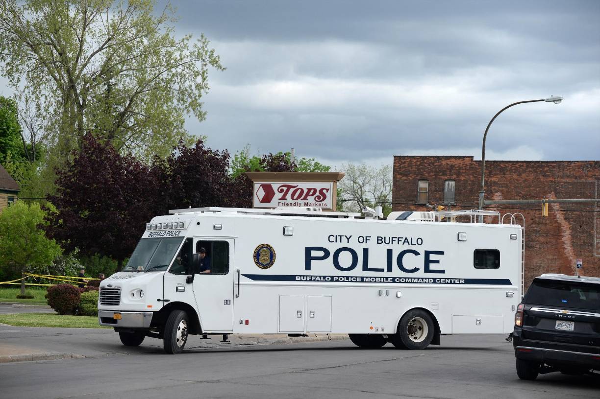 Por su parte, el agente especial del FBI Steven Belanger agregó que están investigando el incidente “como un crimen de odio y un caso de extremismo violento por motivos raciales”.