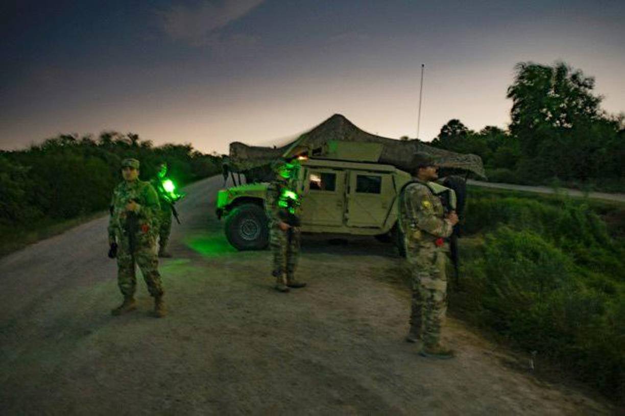 La orden de Abbott faculta a la Guardia Nacional y al Departamento de Seguridad de Texas “a aprehender a los inmigrantes que crucen ilegalmente los puertos de entrada y retornarlos a la frontera”.