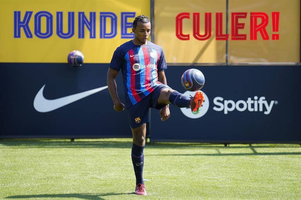 “Me pidió que siga haciendo lo que estaba haciendo en el Sevilla, ser agresivo y sacar el balón jugado desde atrás, que son mis puntos fuertes”, agregó el francés durante su presentación.