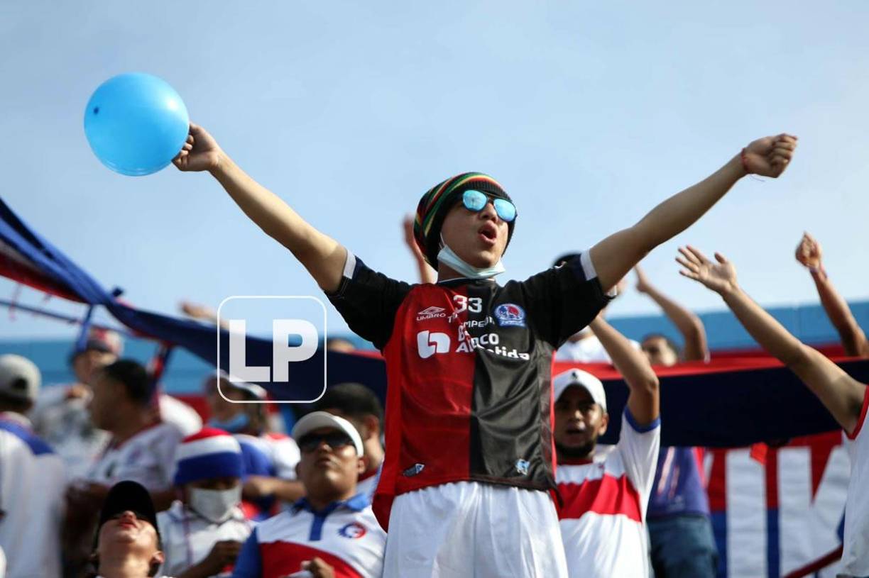 Los aficionados olimpistas alentaron a su equipo durante el clásico ante Real España.