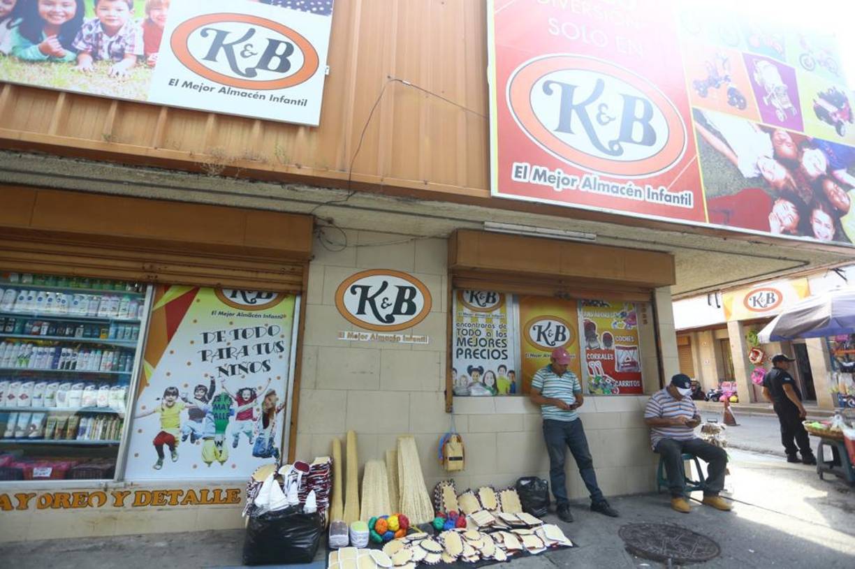 Almacén K&amp;B desde 1978 brinda a los sampedranos todo en ropa y accesorios para bebés y niños, enfocada en todas sus necesidades desde el nacimiento hasta los 16 años. Distribuyen marcas cómo Bebé Crece, Infantec, Bloom, Kook Baby, Carters, Disney, Bebecitos y otros.