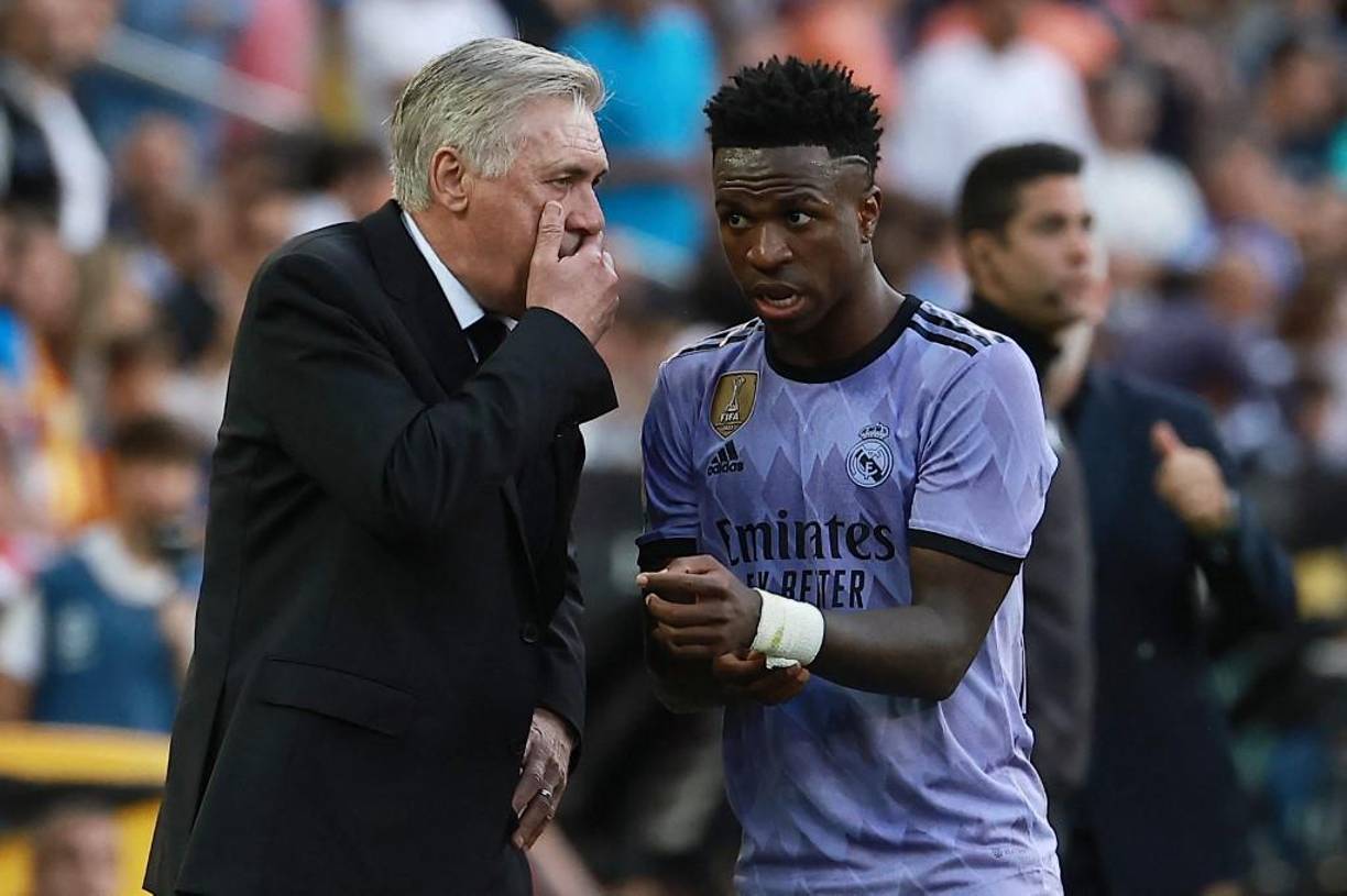 Carlo Ancelotti señaló que Vinicius no se moverá del Real Madrid: “Ama al fútbol y al Real Madrid. Quiere hacer carrera en este equipo”, señaló.