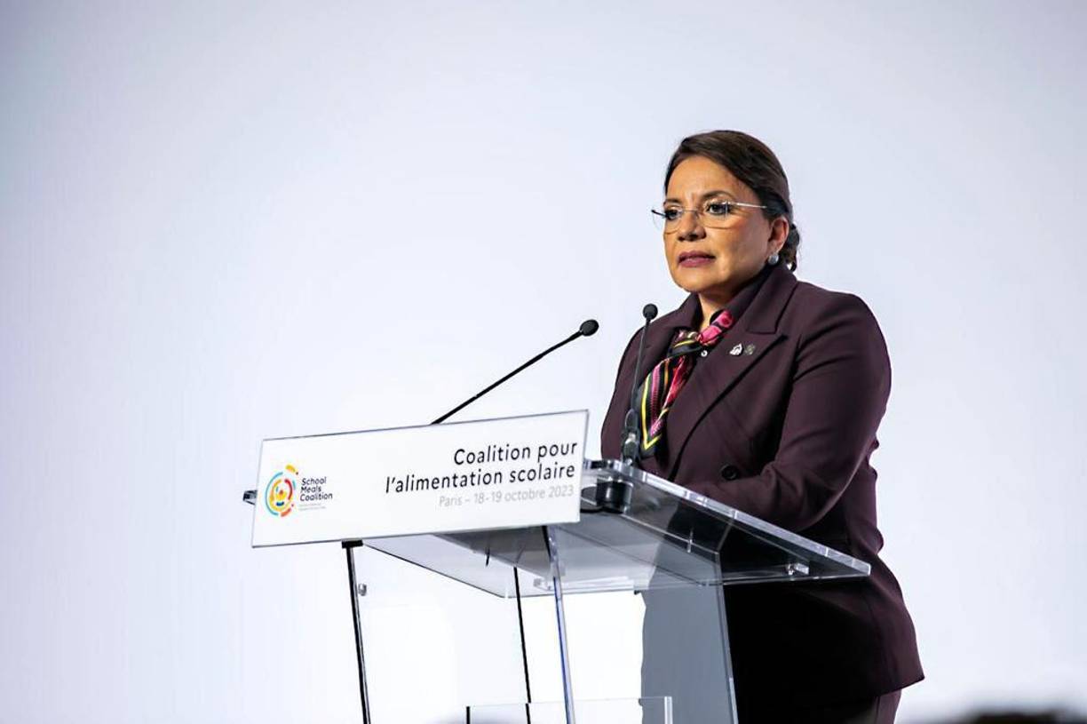 La presidenta de Honduras, Xiomara Castro, participó este miércoles en la primera cumbre de la Coalición por la Alimentación Escolar, realizada en París, Francia. 