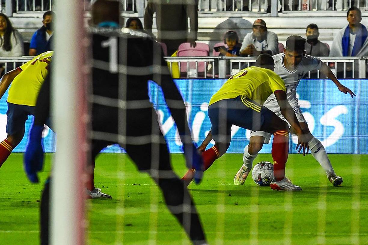 José Mario Pinto ingresó por Edwin Rodríguez y buscó meter en problemas a la defensa colombiana.