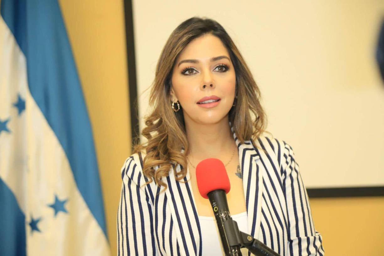 Agregó que con las convicciones que ella sigue en estos momento no le favorece al país ni a su partido que Ana García sea candidata presidencial.