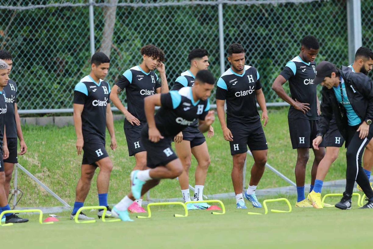 Los seleccionados nacionales comenzaron los entrenamientos en horas de la tarde de este viernes previo al gran choque ante el conjunto azteca.