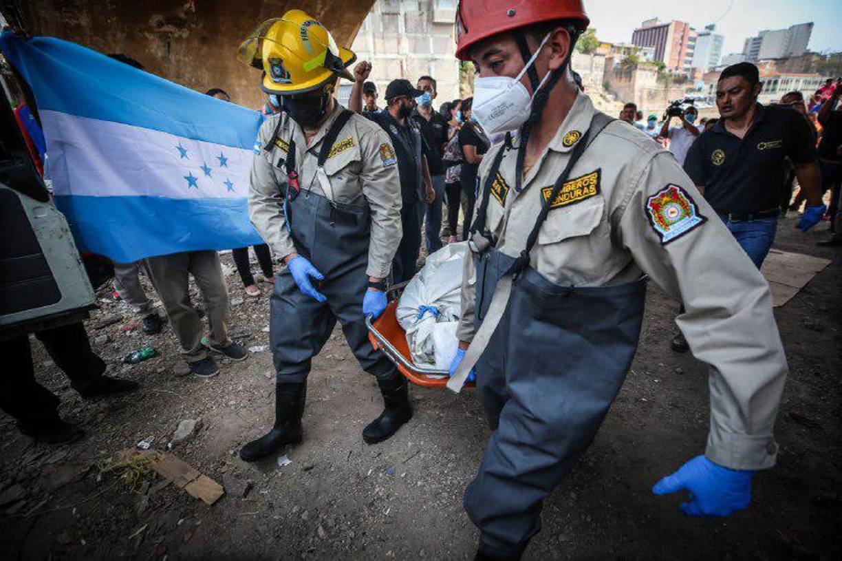 Un 90% de los 3.800 funcionarios del Ministerio Público, incluidos 860 fiscales, se sumaron al paro, según el presidente de la Asociación, Víctor Marín, quien encabezó una protesta frente a la sede de la Dirección de Medicina Forense en Tegucigalpa.