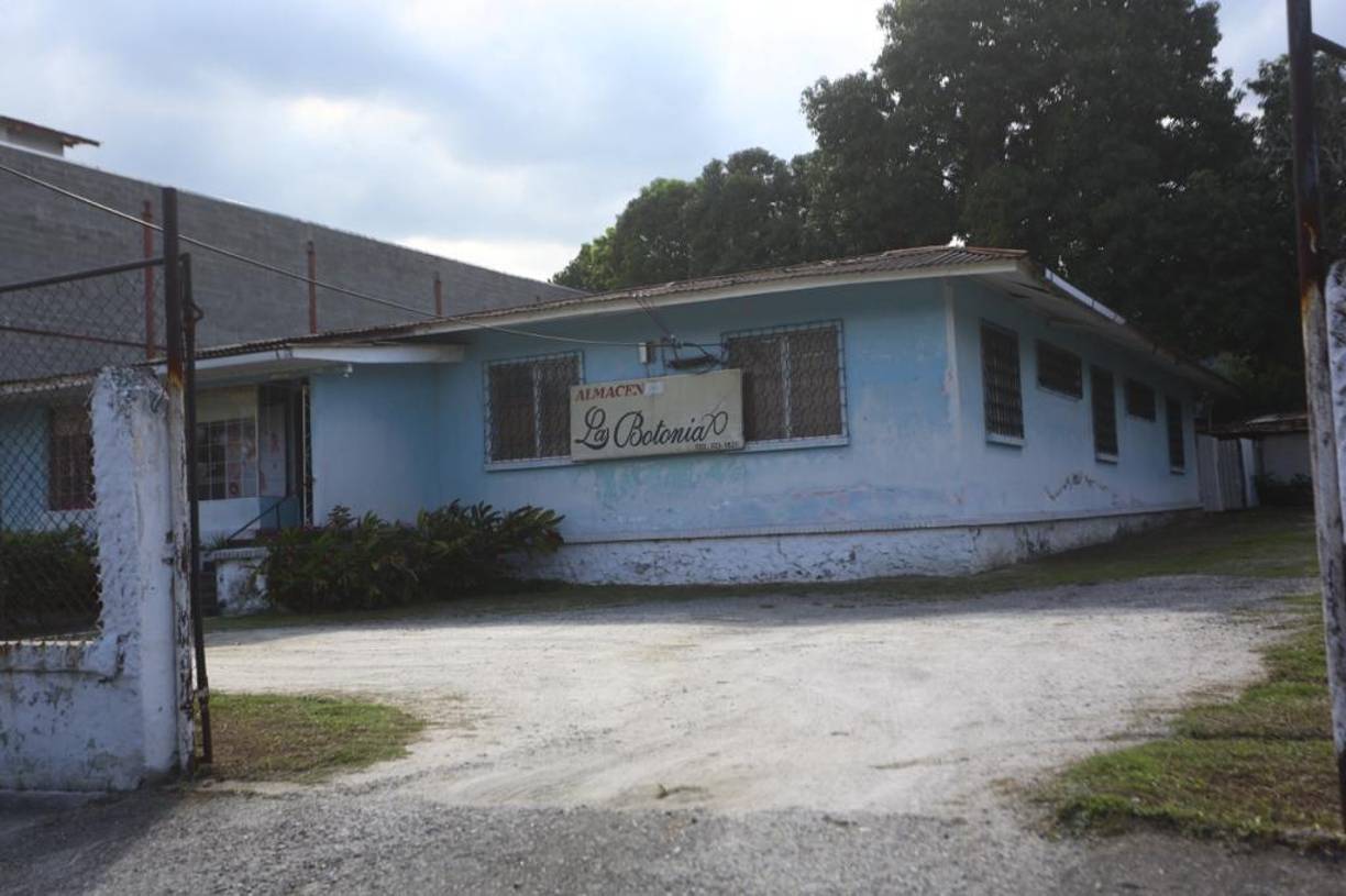 En un descuidado edificio pero siempre al pie de la lucha, se encuentra Almacén La Botonia con más de 40 años de operaciones. Pionera en la venta de botones, encajes, telas para cortinas, y demás accesorios de costura. Se encuentra en la 14 avenida 2 calle del barrio Suyapa.