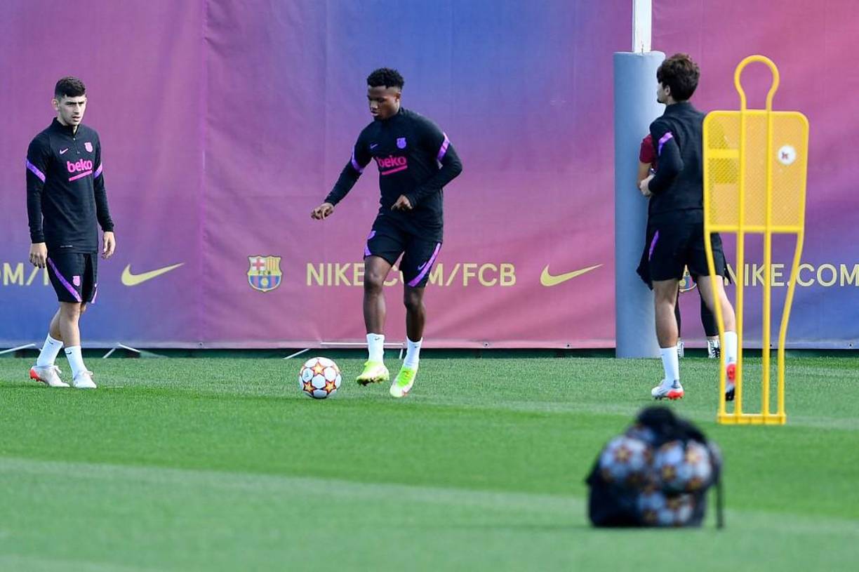  Otra de las reglas de Xavi tiene que ver con las 48 horas previas a un partido. Durante esos dos días los jugadores no podrán llegar a casa más allá de las doce de la noche.