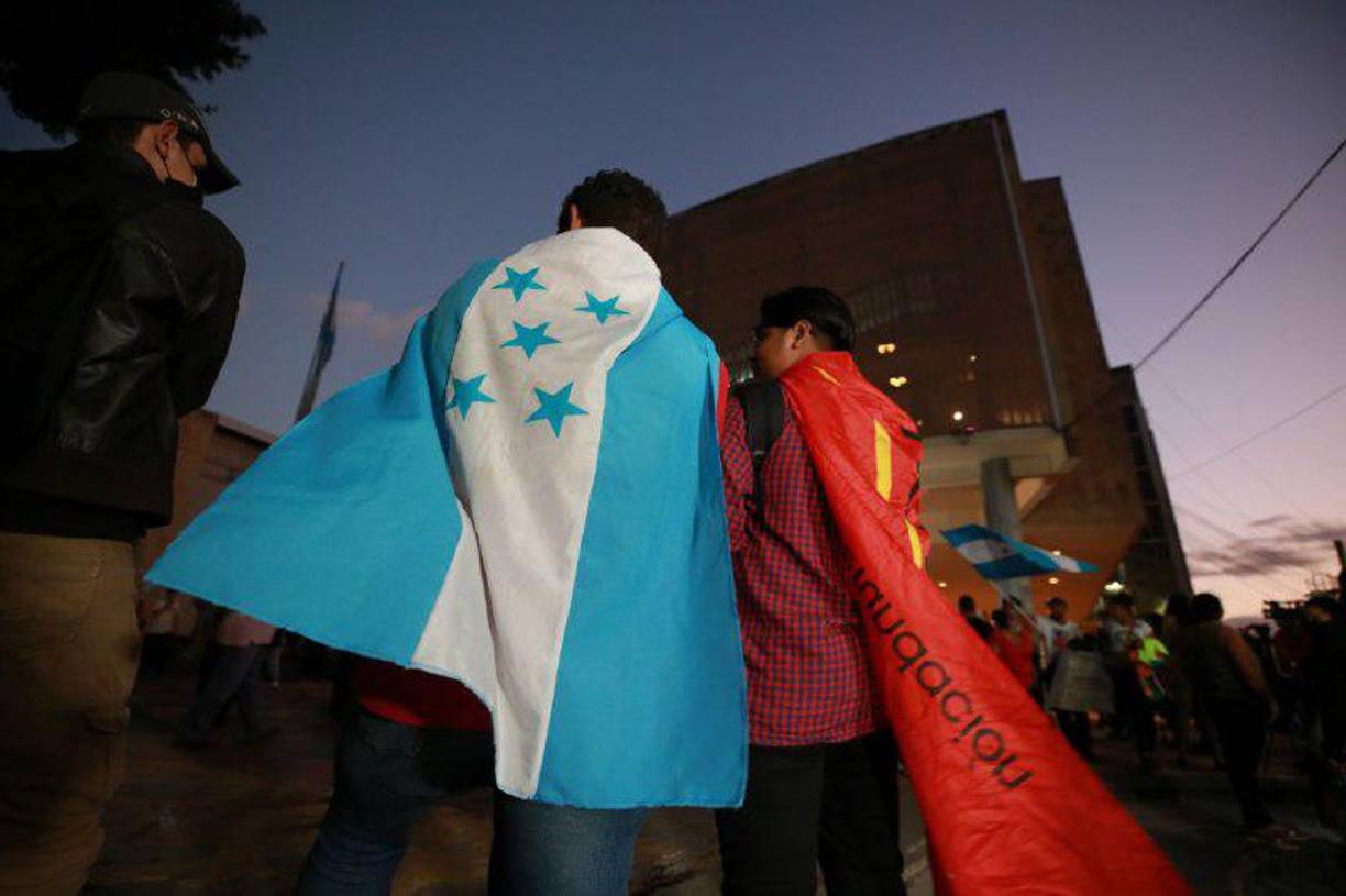 Los diputados del Congreso Nacional comenzaron a llegar casi dos horas después de la convocatoria de sesión (5:00 pm) para comenzar a deliberar sobre la elección de 15 magistrados de la Corte Suprema de Justicia. 