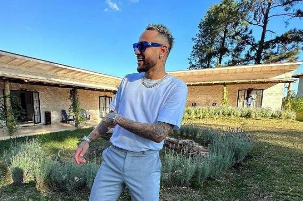 Personas que estuvieron presentes en la fiesta informaron que la lesión que sufrió Neymar tuvo poco impacto ya que el jugador estuvo bailando y divirtiéndose con normalidad.