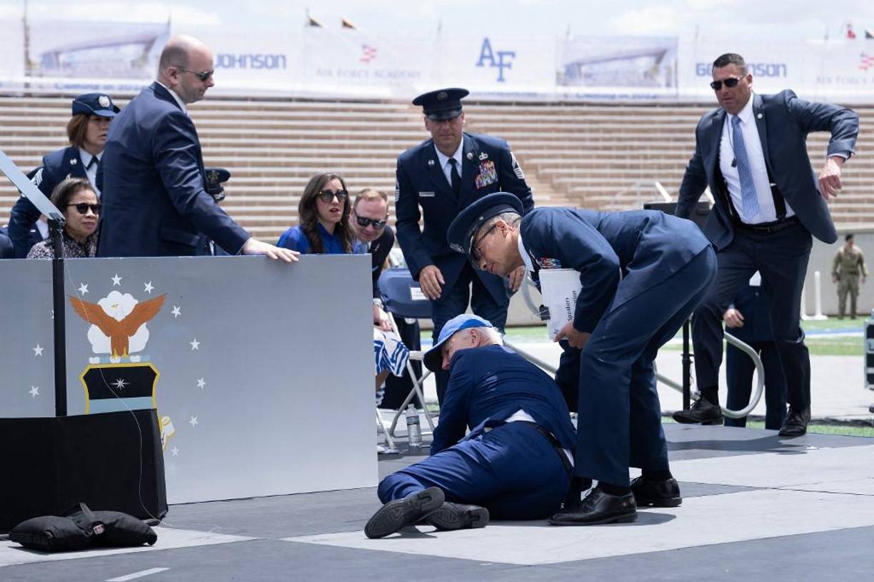 El presidente de Estados Unidos, Joe Biden, de 80 años, se tropezó y cayó al suelo este jueves durante la ceremonia de graduación de los cadetes de la Academia de la Fuerza Aérea en Colorado.