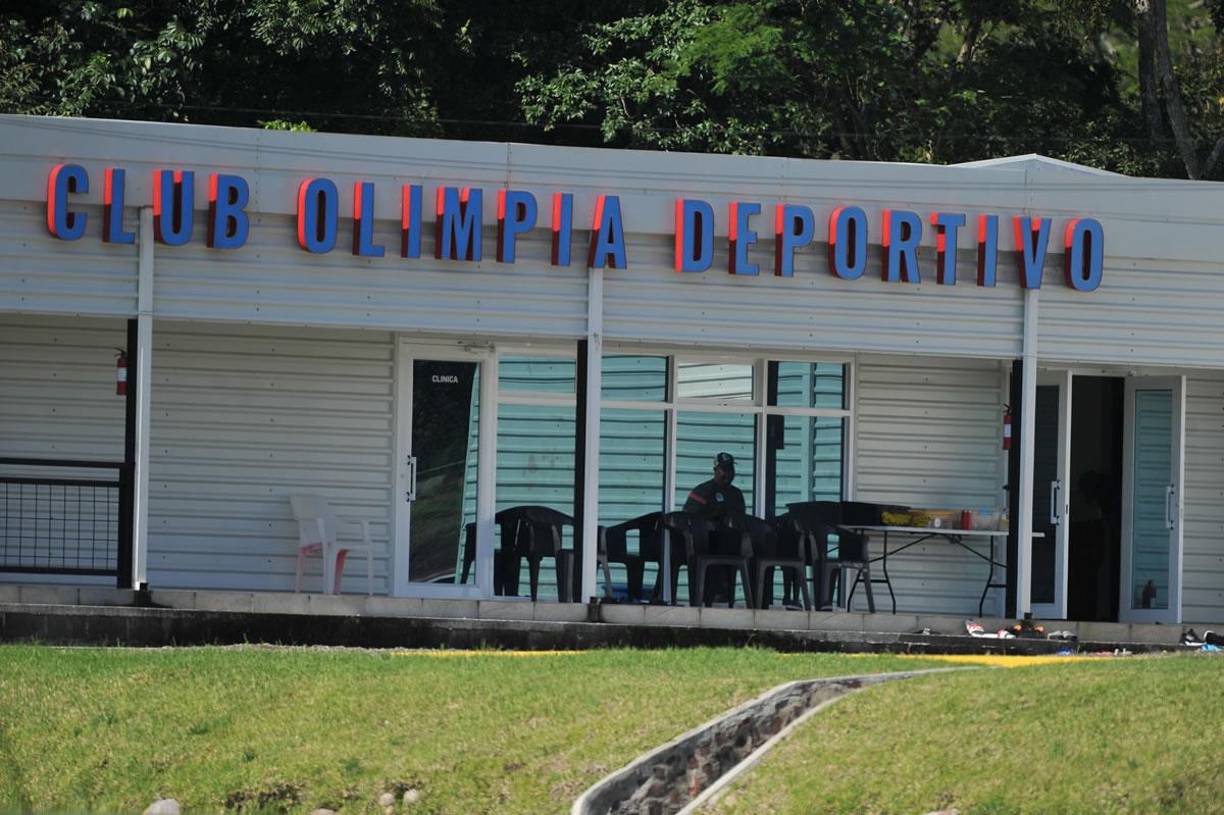 La prensa esperó por la salida del ‘Patón’ Mejía, ya que su carro estaba aparcado en las afueras del CAR. Pero no salió hasta que los medios deportivos se fueron de las instalaciones del Olimpia.