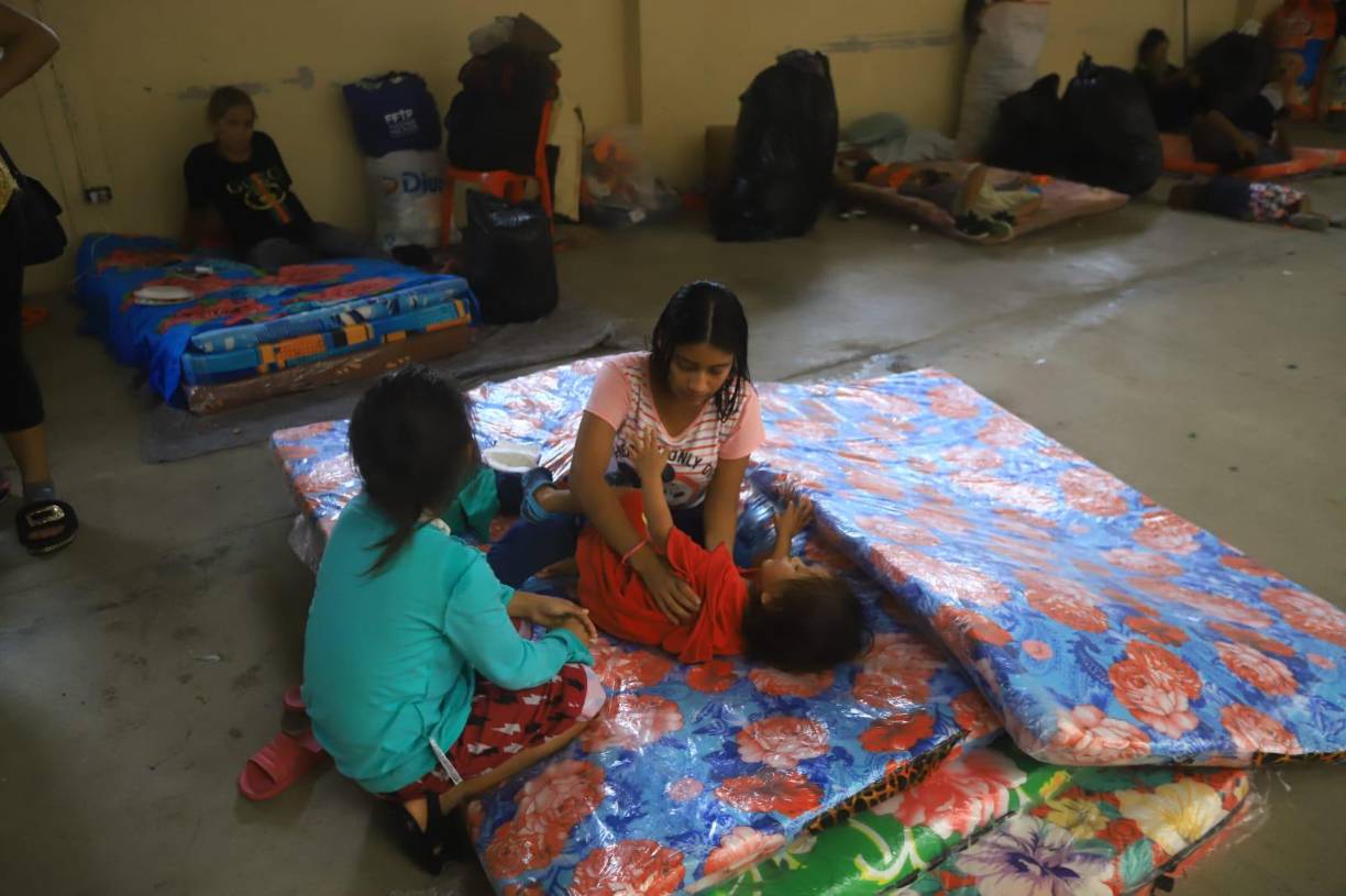 En colchonetas, los evacuados se fueron alistando para pasar las horas. 