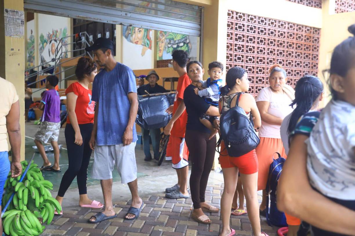 En albergues, limeños se protegen y esperan que el agua retroceda