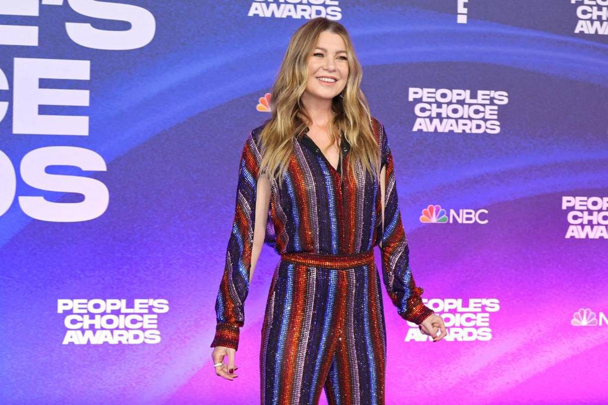 <b>Ellen Pompeo</b>. La actriz de Grey’s Anatomy deslumbró con este colorido traje de rayas. 