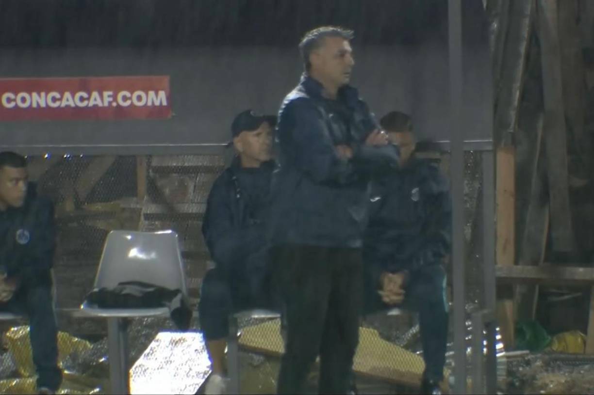 ”Fuera Diego, fuera Diego”: fue el grito de los aficionados del Motagua que se molestaron con el técnico de su equipo tras el empate ante Herediano.