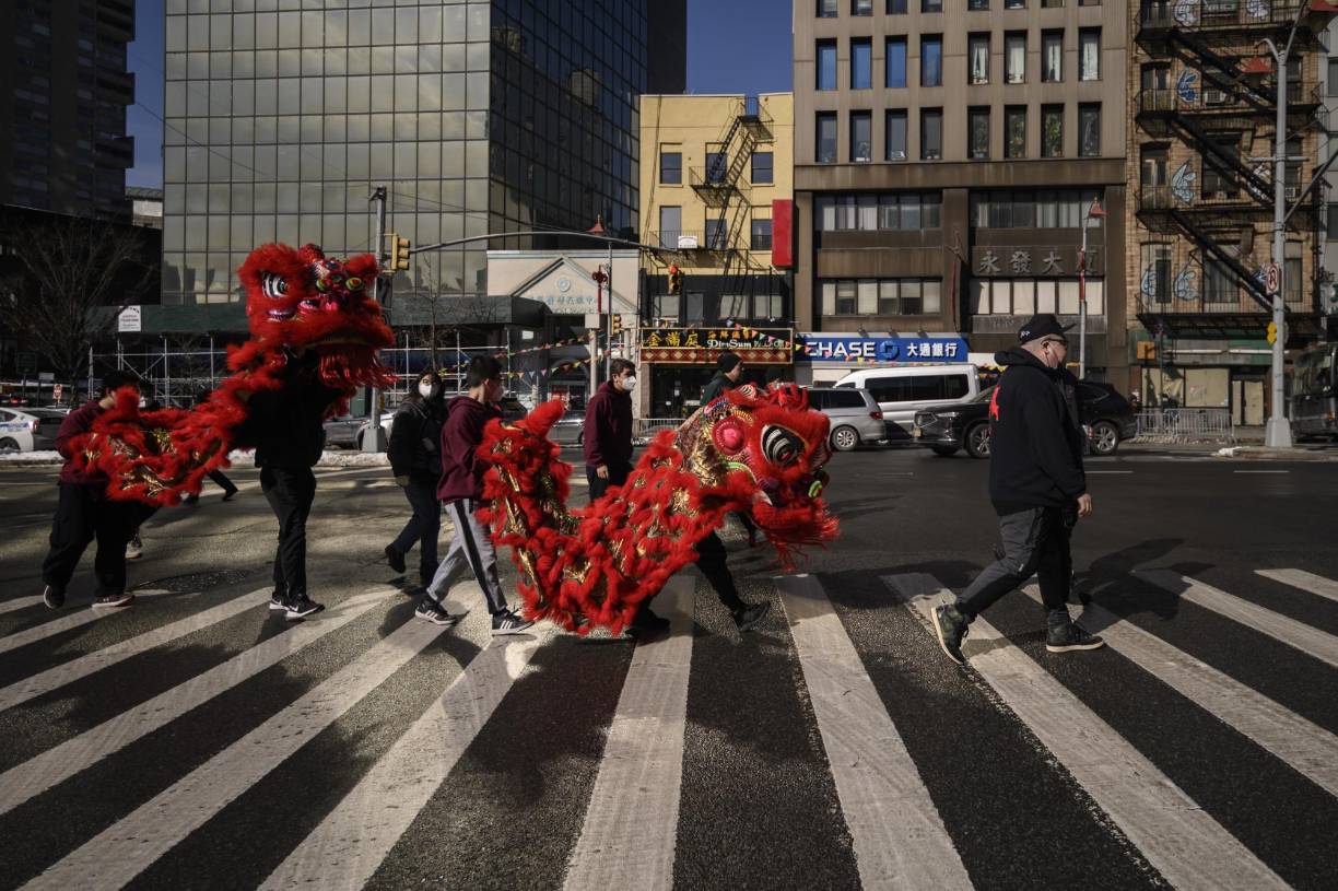 Para minimizar el riesgo de contagio, numerosas autoridades locales han animado a los residentes a pasar la fiesta en su lugar habitual de residencia, para lo cual incluso han preparado recompensas de hasta 500.000 yuanes (78.730 dólares, 69.000 euros) a las empresas que logren retener a sus empleados en la ciudad.