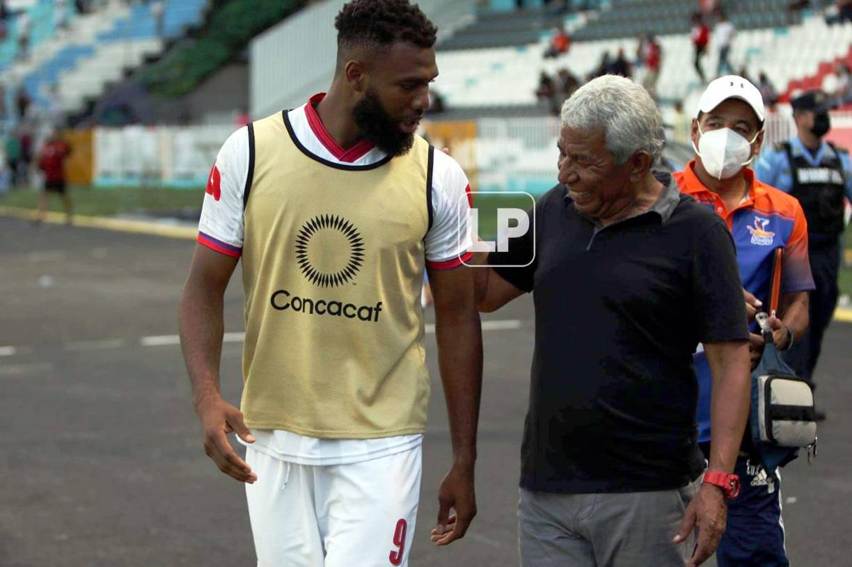 Héctor Castellón, sonriendo mientras habla con Jorge Benguché al final del partido.