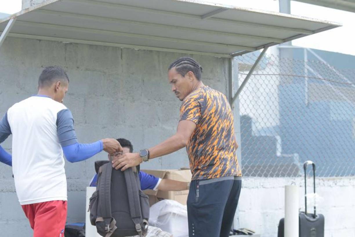 “A estos cabron** hay que desparasitarlos, a estos tiktokers del cara**. A Supremo, ni las tachuelas lo pueden desparasitar”, dijo en medio de risas el exfutbolista de la Serie A de Italia.