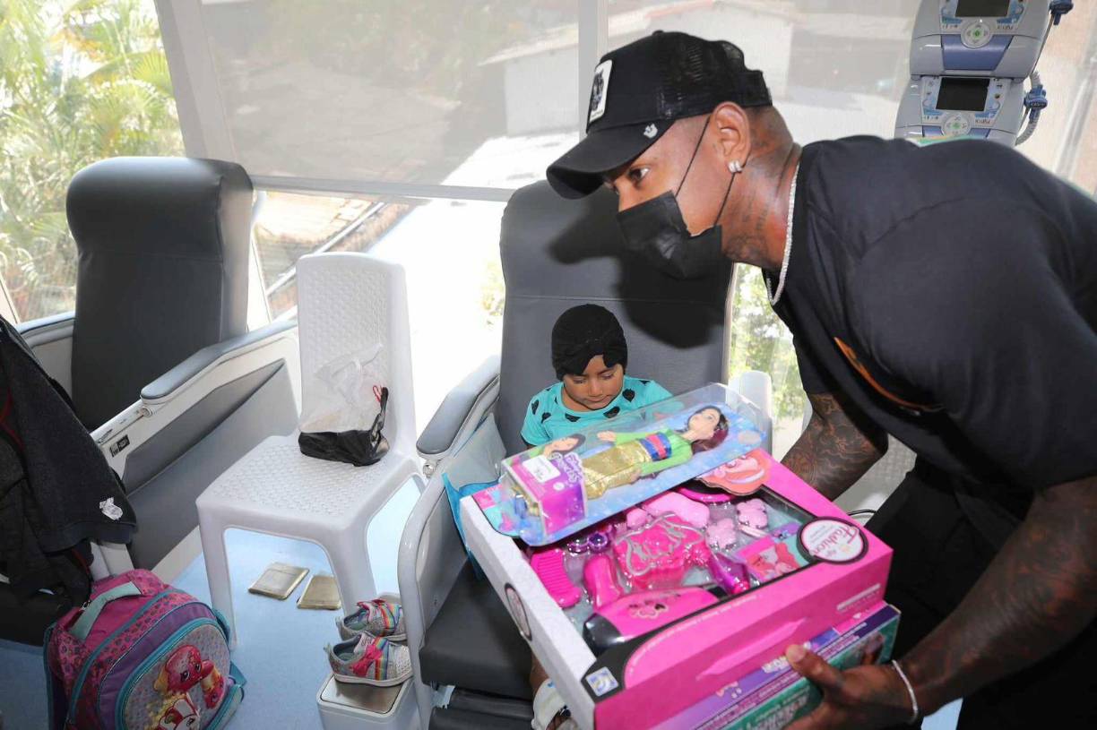 Romell Quioto aprovechó sus días libres mientras define su futuro y aprovechó para tener un lindo gesto en la Tegucigalpa.