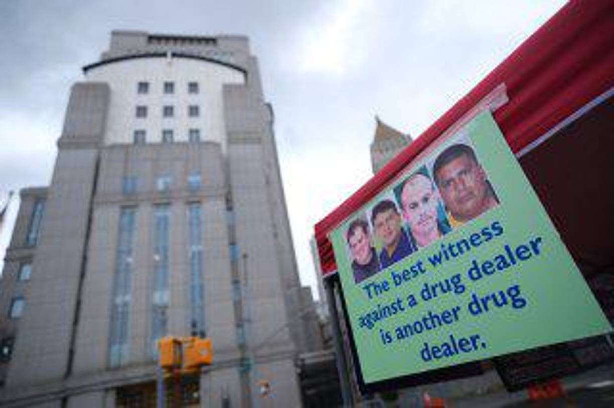 Y la posibilidad más remota es que el jurado falle a favor del exmandatario con una declaratoria de no culpabilidad, con ello, ser absuelto de los cargos, salir en libertad y regresar a Honduras, donde lo esperan su esposa, la ex primera dama, Ana García Carías, y sus dos hijas: Isabela y Daniela Hernández. 