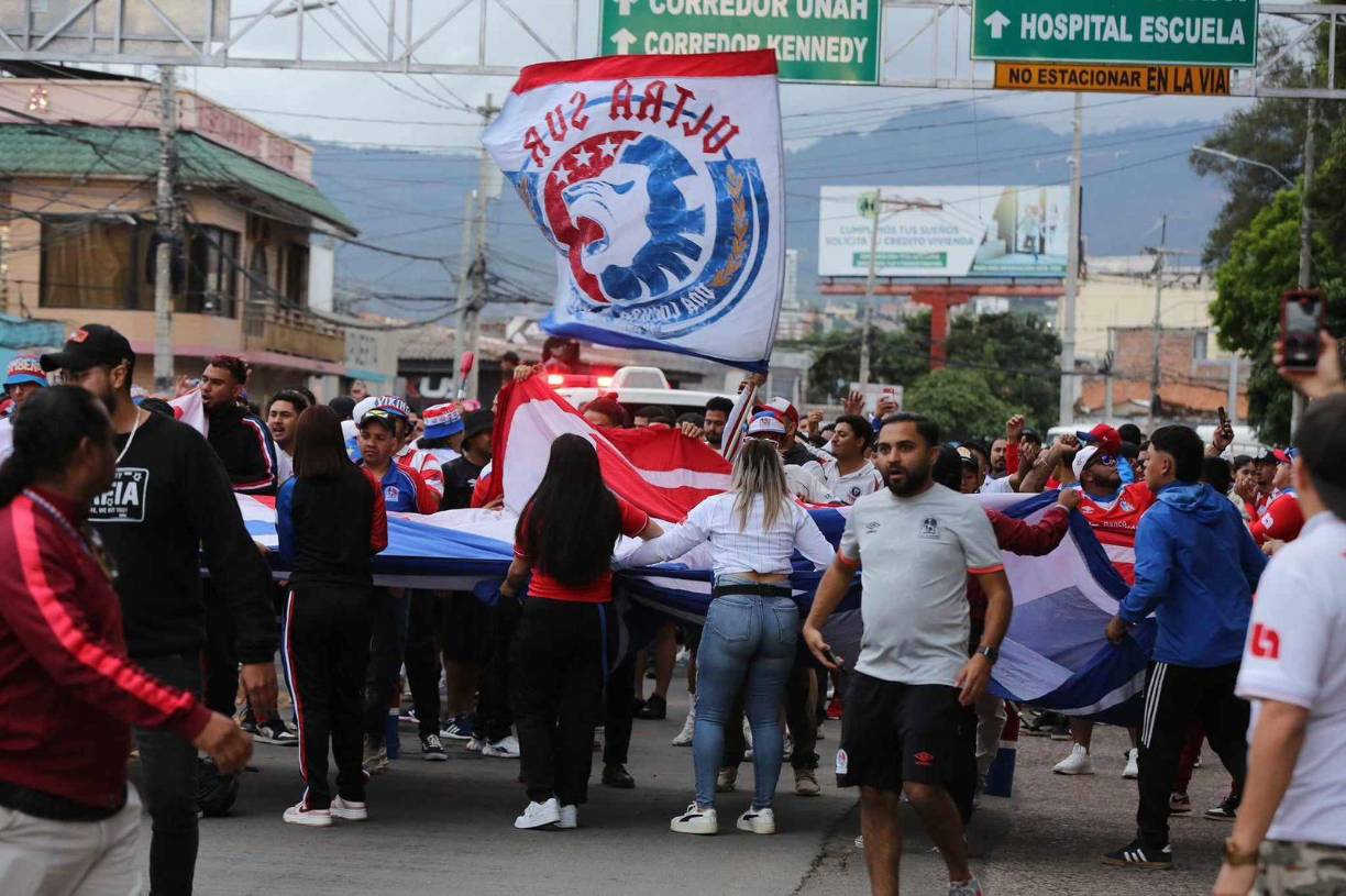 La bandera de Olimpia figuró alrededor del estadio Nacional.