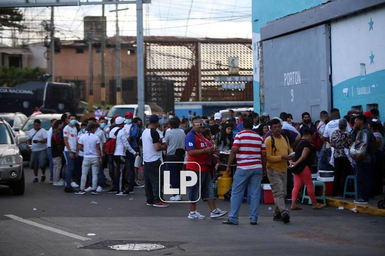 Grandes filas de aficionados olimpistas para ingresar al estadio Nacional Chelato Uclés.