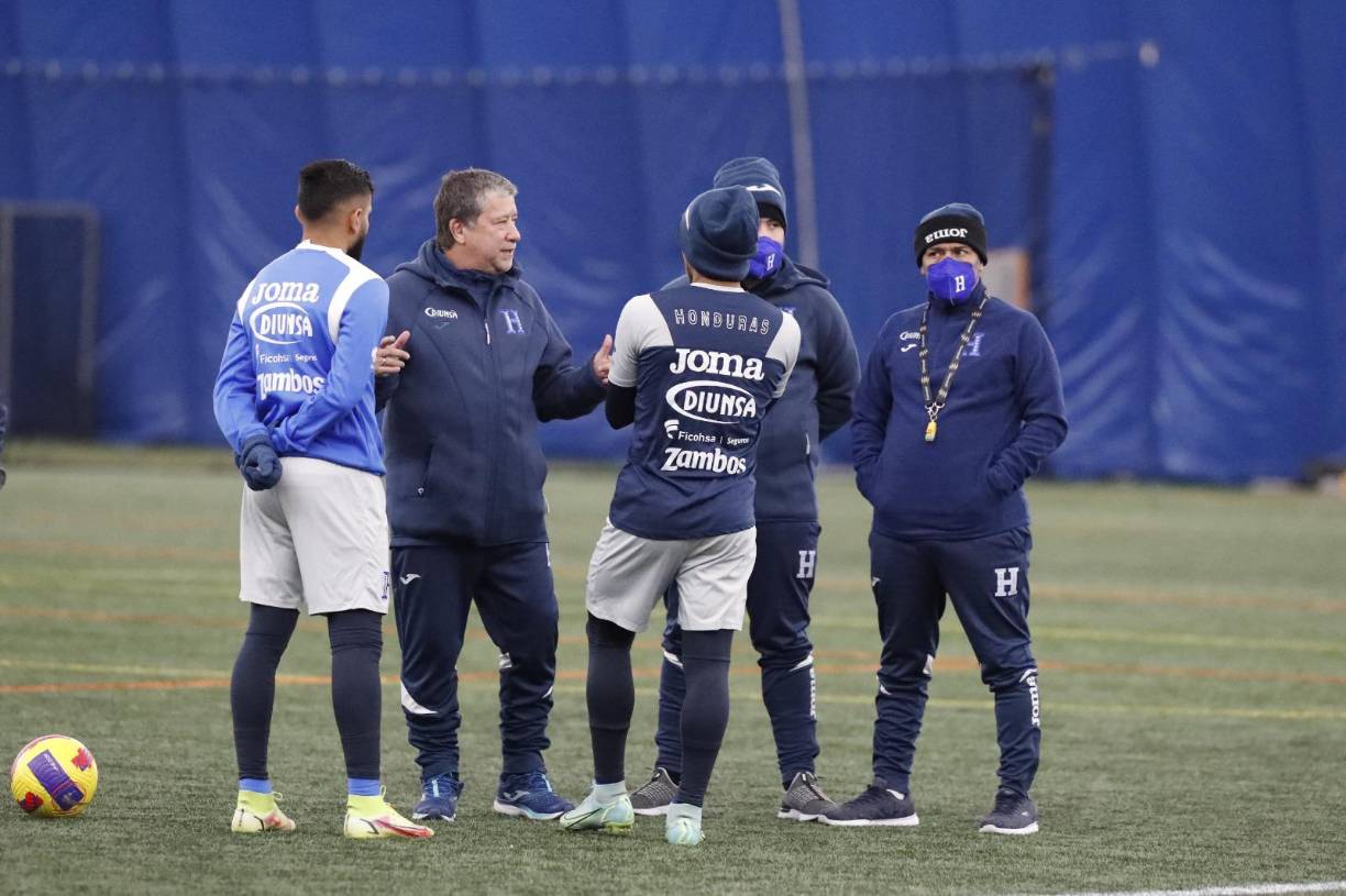 El entrenador Hernán ‘Bolillo‘ Gómez estuvo dialogando con los jugadores Edwin Rodríguez y Jorge Álvarez. Los dos olimpistas serían parte de las novedades en el 11 titular ante EEUU.