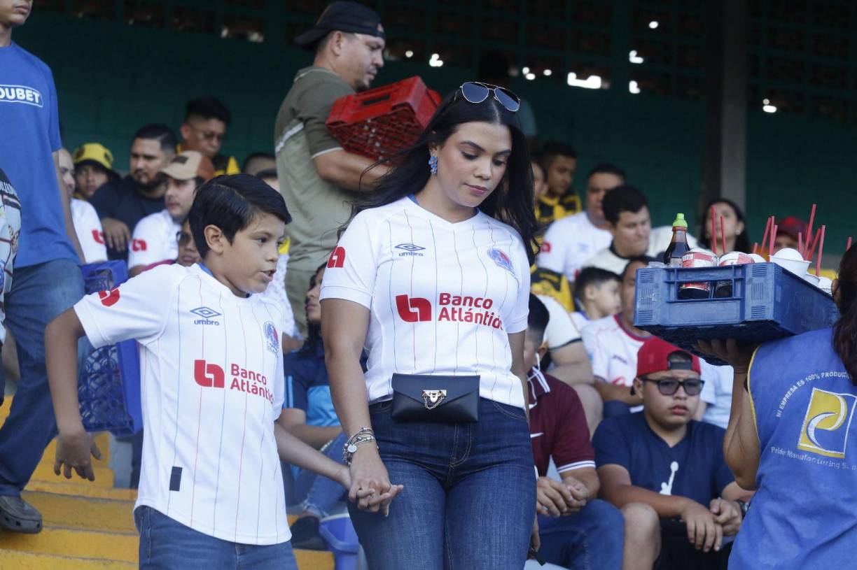 Las chicas olimpistas también se hicieron presentes en el Morazán para el clásico. 
