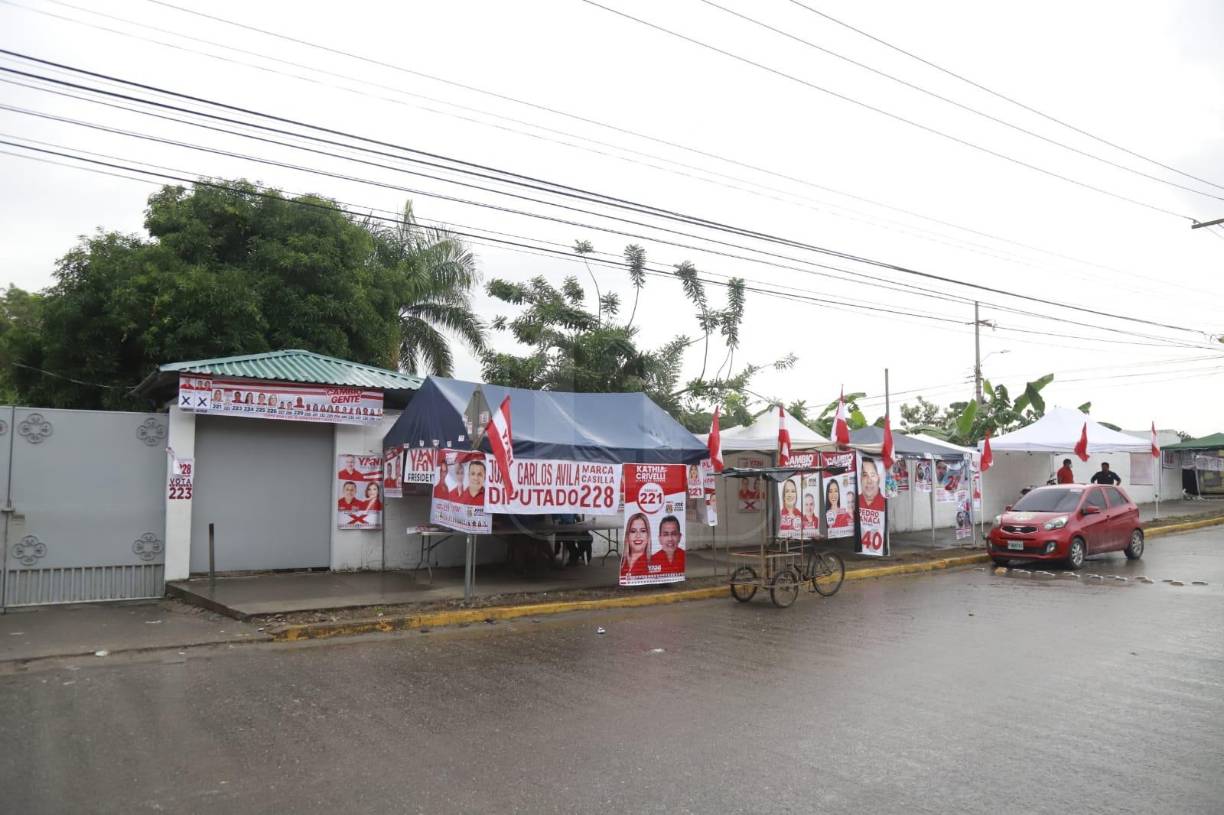 En las afueras de los centros de votación los representantes de los diferentes partidos políticos ya se han instalado.