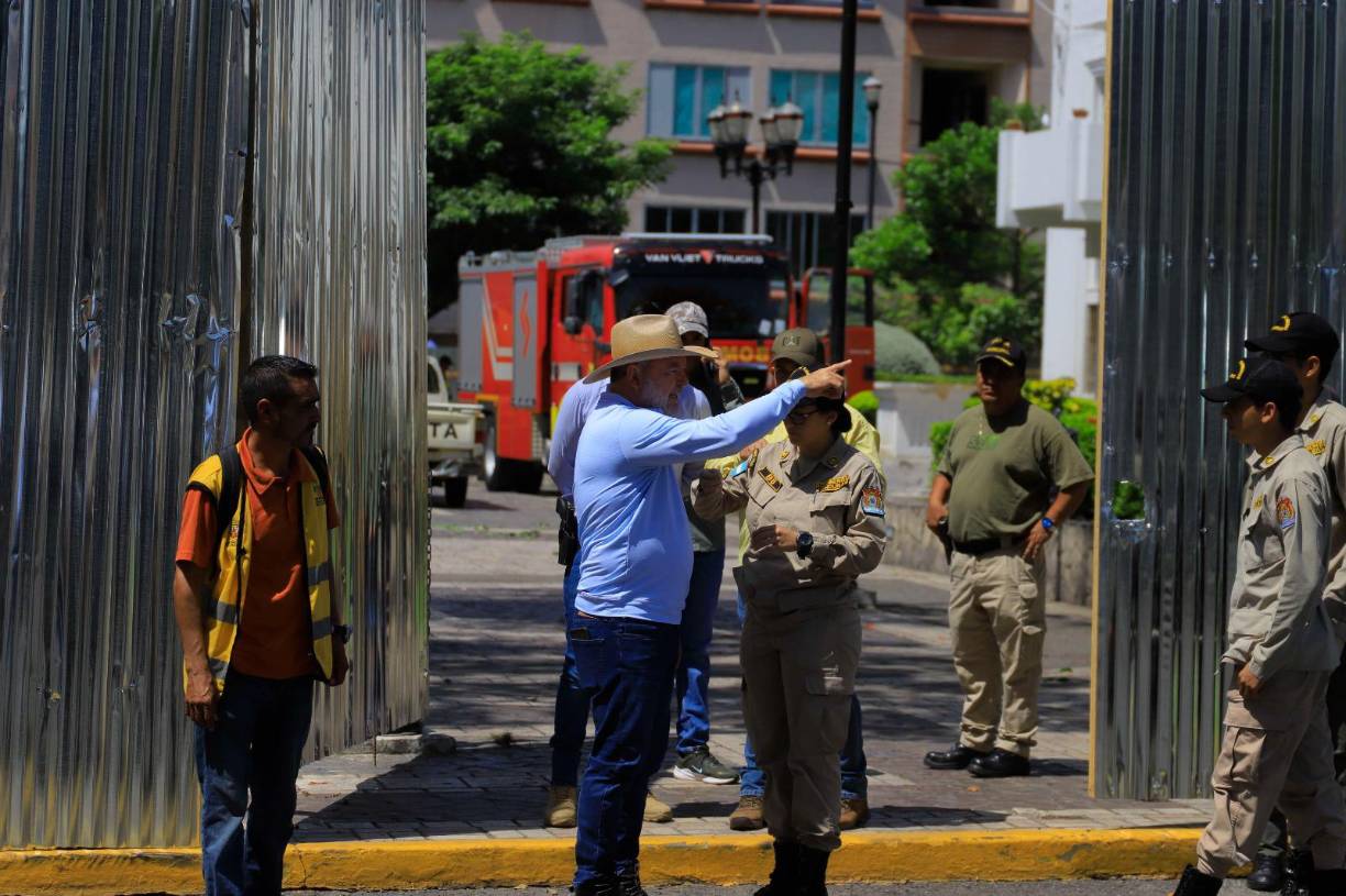 El alcalde Roberto Contreras lideró la limpieza del parque central el sábado desde muy temprano.