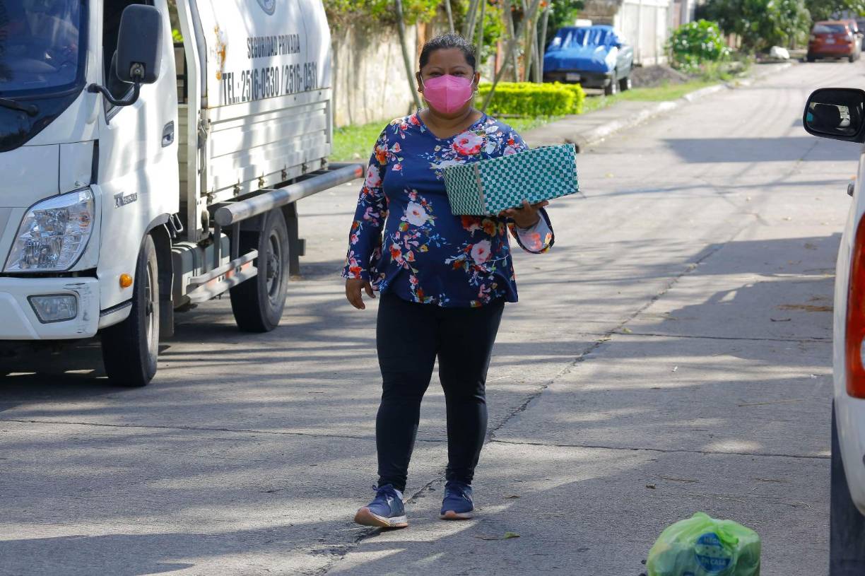 Estela reconoce que la difícil situación que atraviesa, a causa de la falta de un empleo fijo, la ha llevado a considerar emigrar hacia Estados Unidos, ya que quiere que su hijo tenga una mejor calidad de vida.