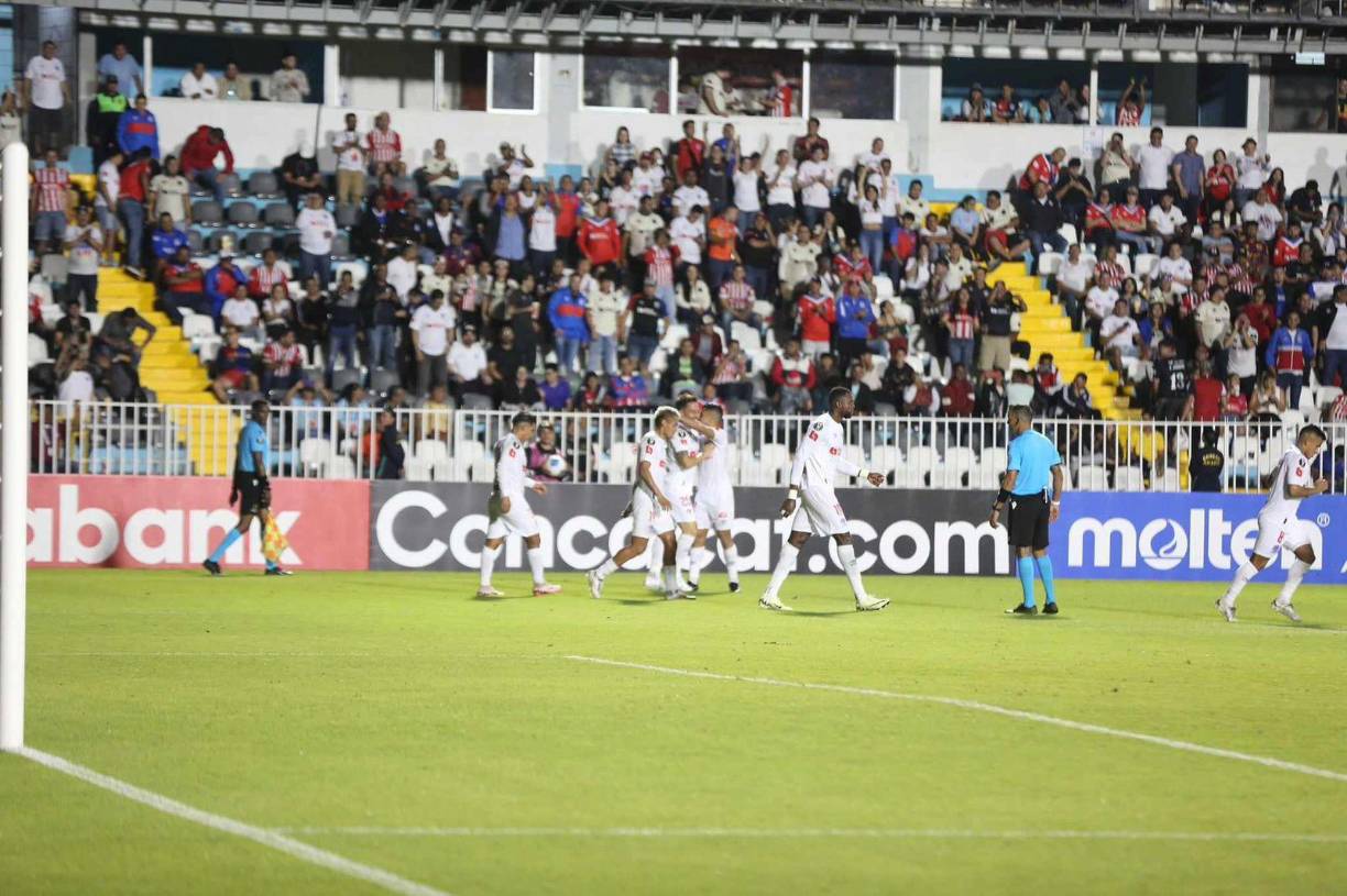Los festejos del delantero argentino tras anotar su primer gol con Olimpia en la Copa Centroamericana.
