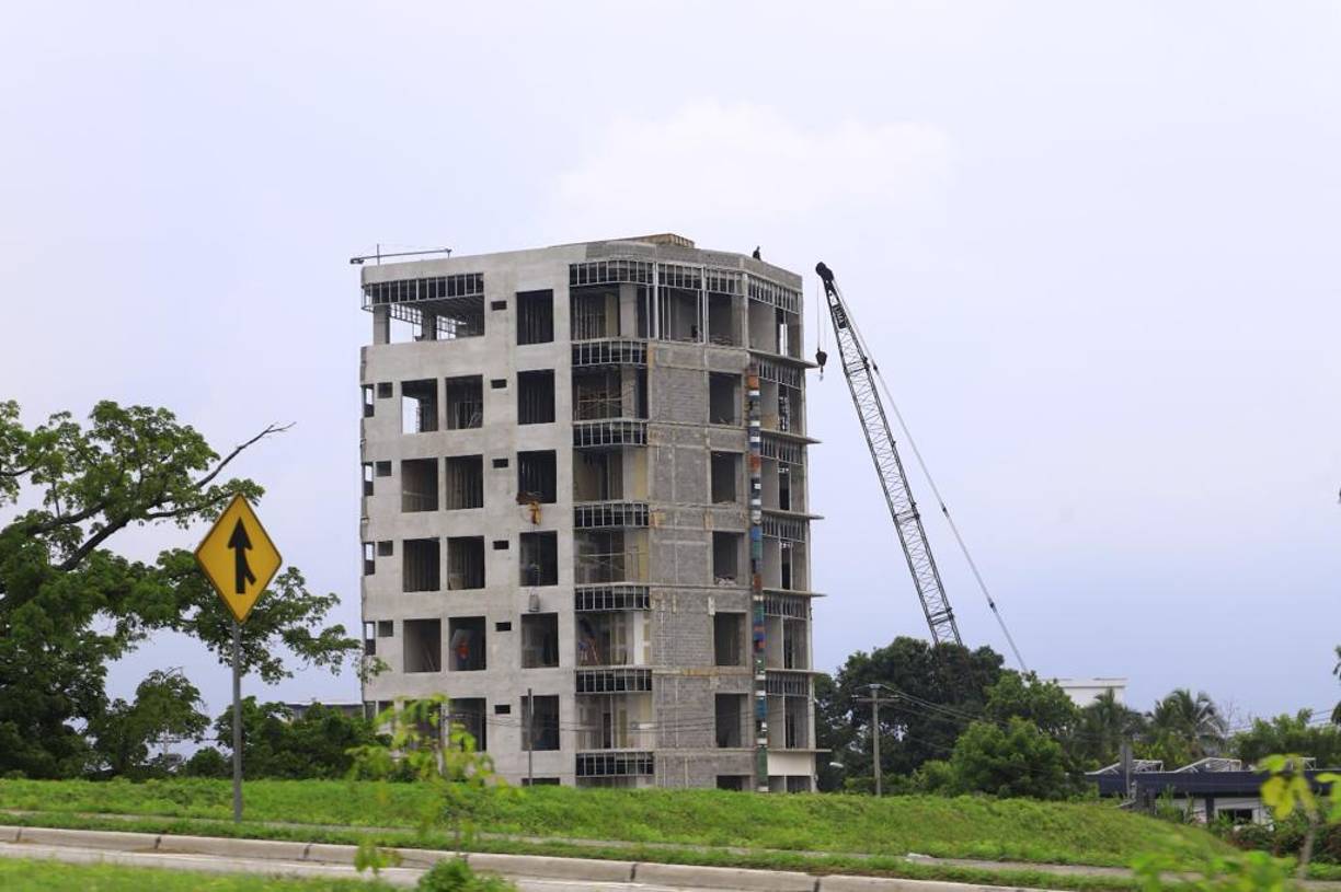 Desde el intercambiador del norte se puede observar la imponente torre de condominios Las Mercedes.