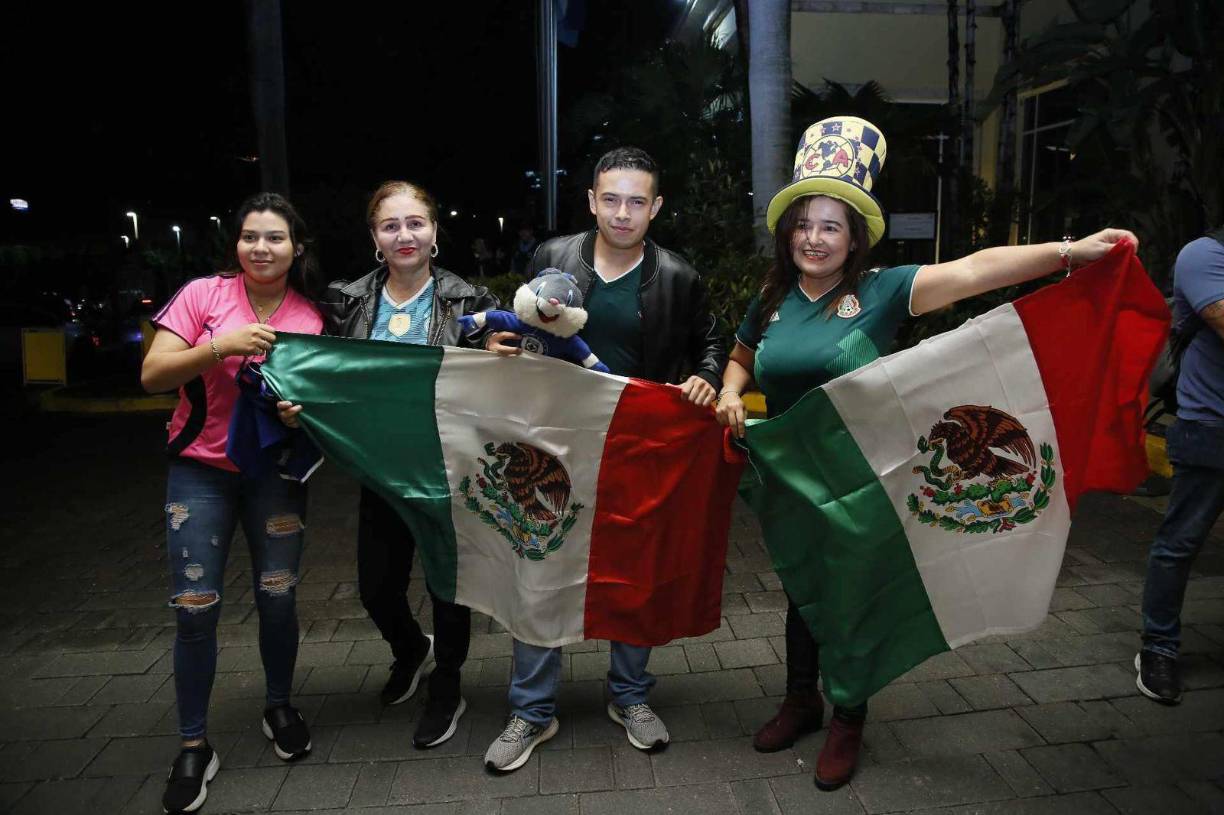 Los aficionados aztecas estuvieron desde tempranas horas para recibir a su selección que jugará este viernes ante Honduras, pero, ¿quién se robó el show? 
