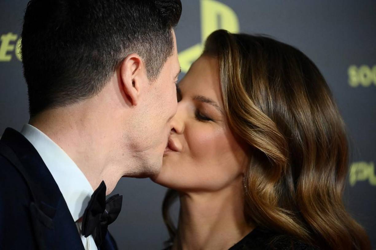 Anna Lewandowska sorprendió en la alfombra roja al besar a su amado Robert Lewandowski ante la presencia de todos los periodistas.
