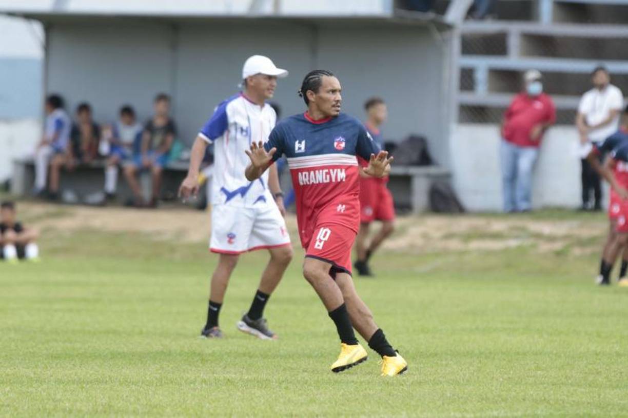 A sus 42 años, fichó por el Atlético Junior y siendo el 25 en toda la carrera del catracho y el cual terminó siendo el último.