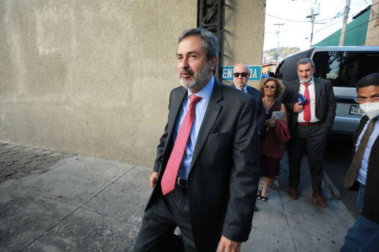 El exvocero de la Maccih, Juan Jiménez Mayor, es parte de la misión de observadores internacionales del proceso. 