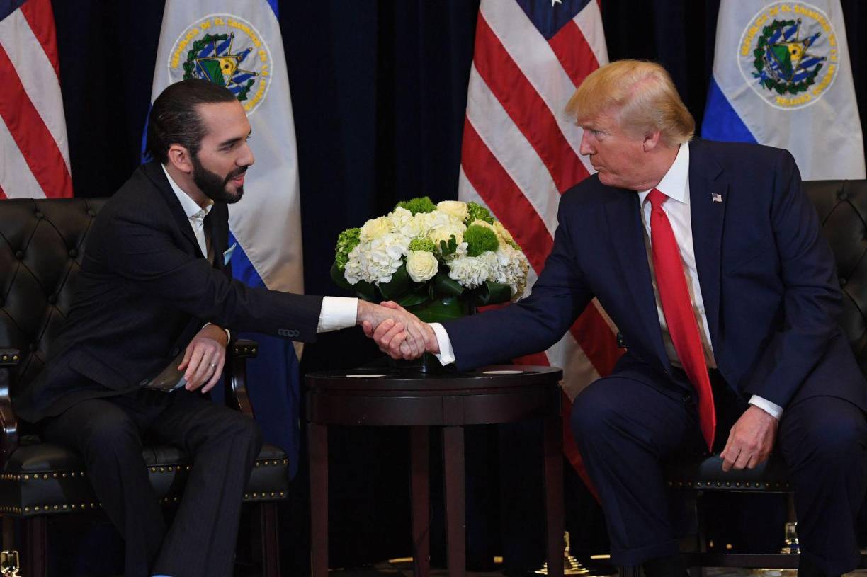 El expresidente Donald Trump arremetió contra el presidente de El Salvador Nayib Bukele dijo en su dicurso que era un mal líder y que estaba mandando criminales a los Estados Unidos.