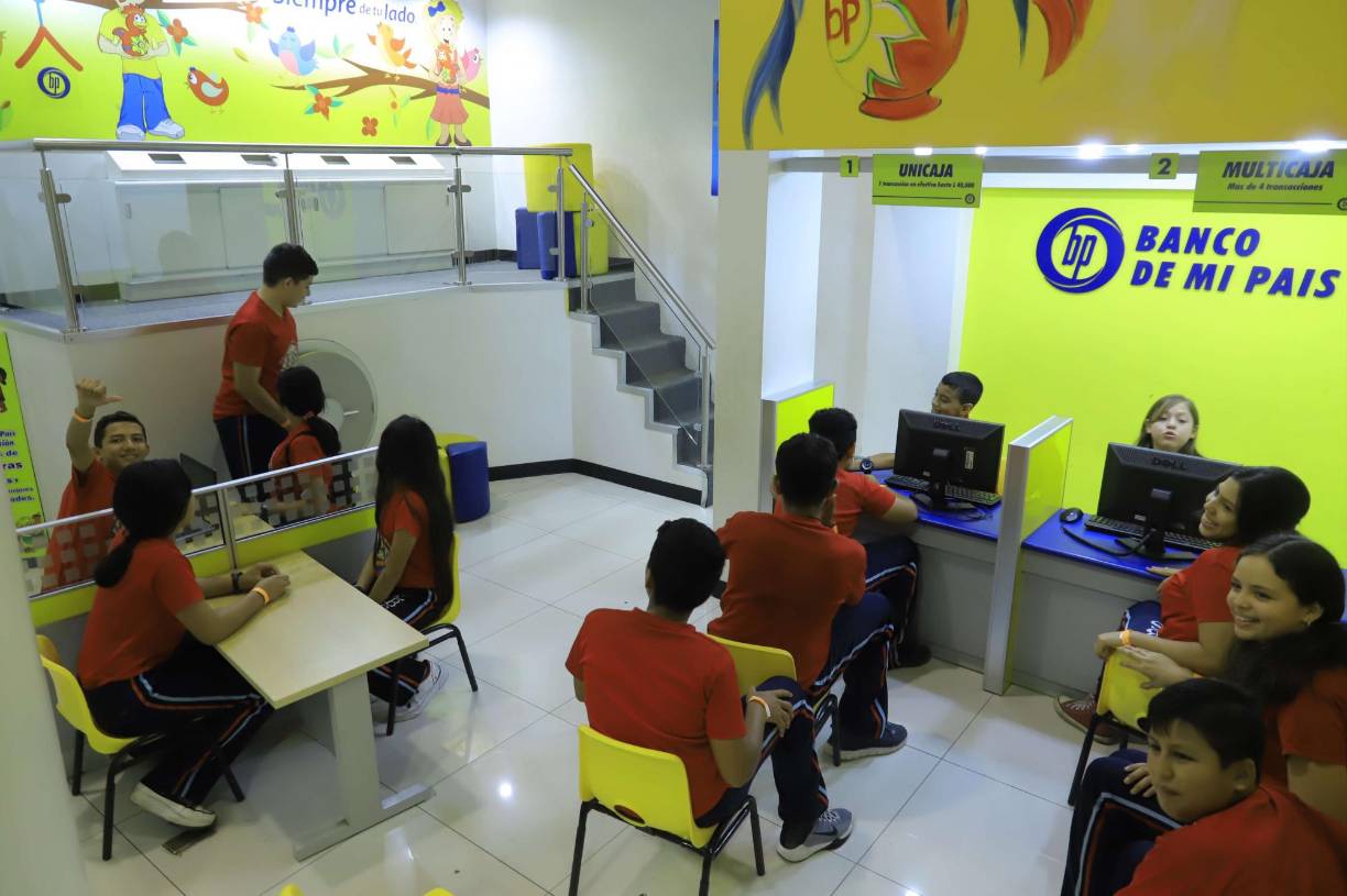 El Banco: Una forma divertida de enseñar a los niños sobre el funcionamiento de los bancos y el significado de sus diferentes áreas, incluyendo la bóveda donde se guardan los lingotes de oro.