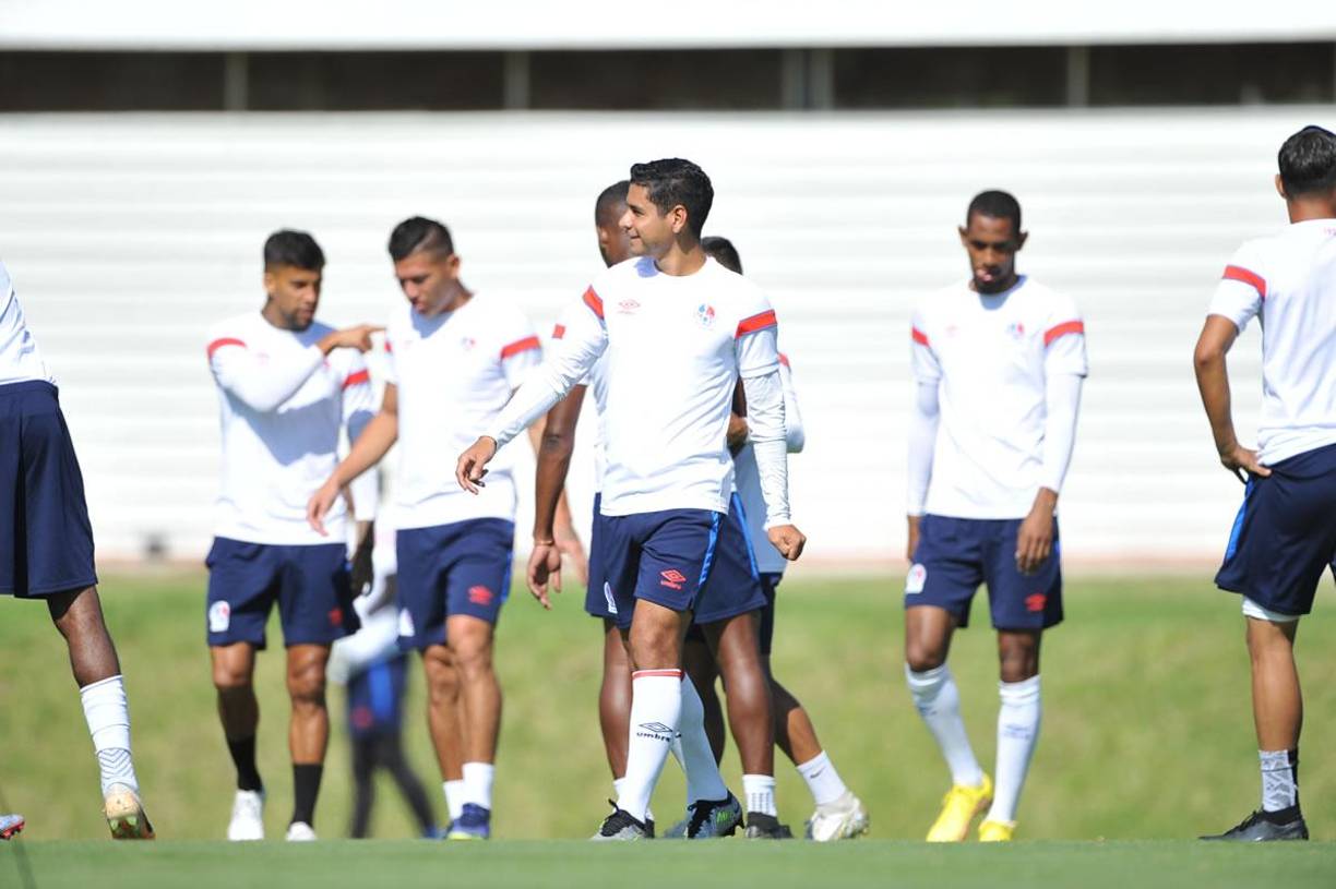 Por ejemplo, en el medio Carlos Pineda y Jorge Álvarez son los que por ahora son los titulares de Troglio y Patón Mejía viene siendo un suplente casi que de lujo.