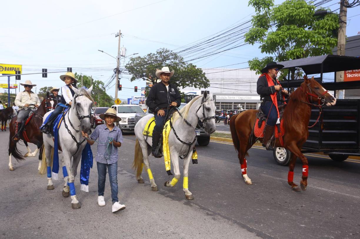 El alcalde de la ciudad Roberto Contreras fue unas de las figuras que engalano es desfile y lo hizo con bota y sombrero, invitando a todos los hondureños para se sumen a esta gran fiesta patronal que es una de las más grandes del país.
