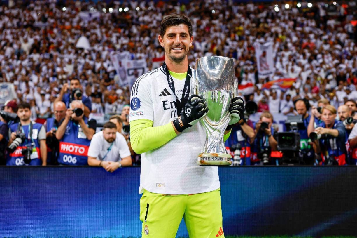 Portero: Courtois es una de las piezas indiscutibles en el equipo de Ancelotti y arrancaría en el 11 titular.