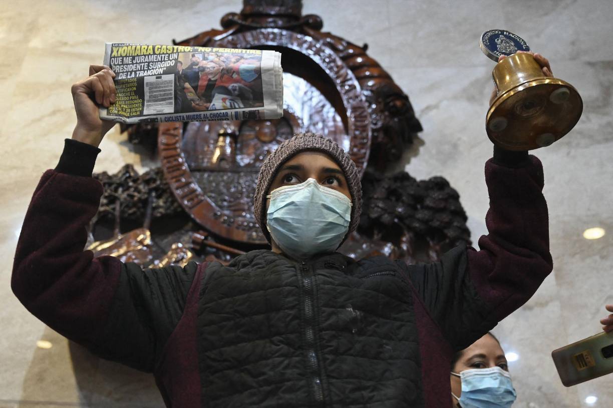  Un simpatizante del partido Libertad y Refundación (LIBRE) toma la sede del Congreso de la República tras la elección de la Junta Directiva Provisional, en Tegucigalpa, el 21 de enero de 2022.