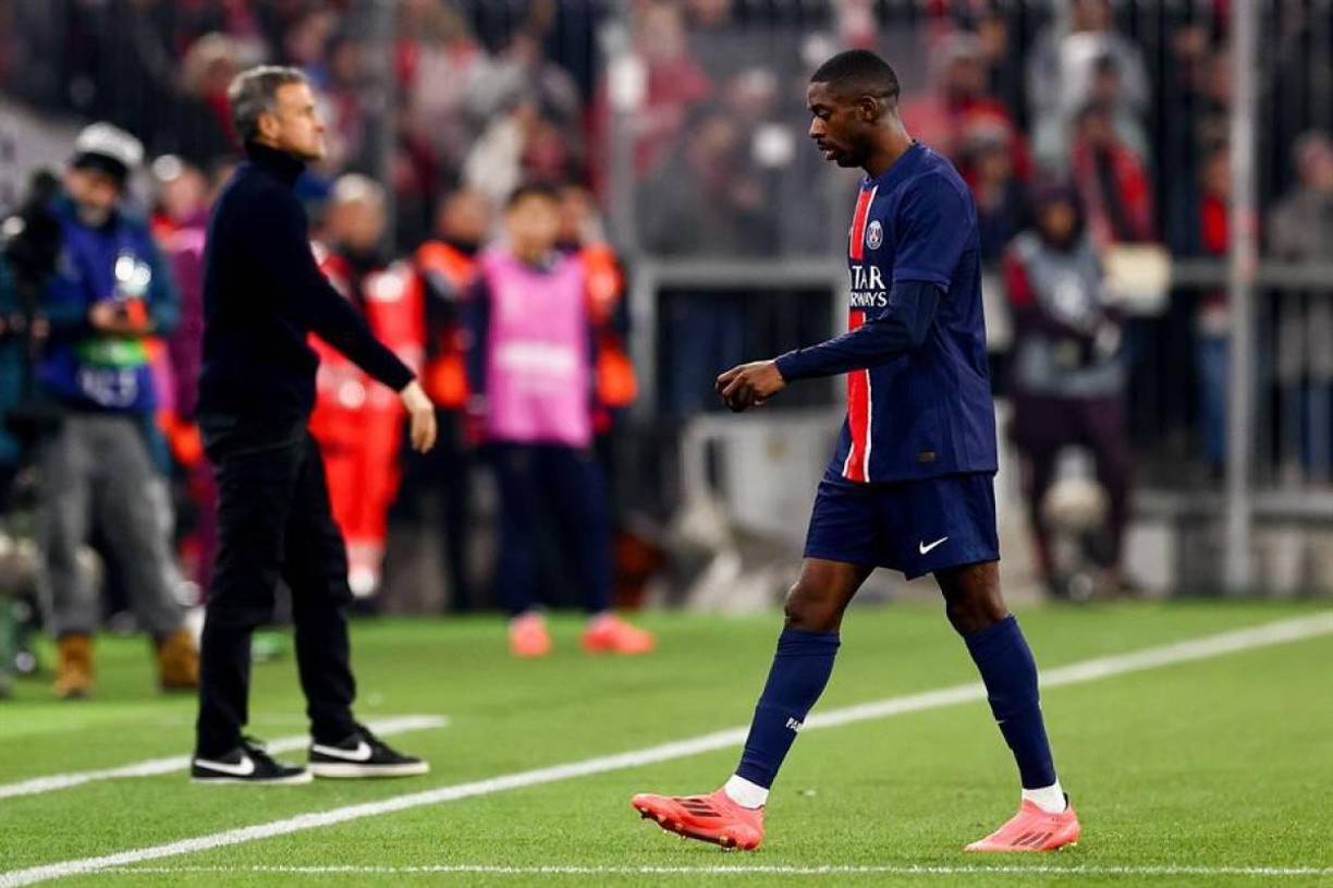 Ousmane Dembélé se fue cabizbajo del Allianz Arena por la expulsión y derrota del PSG.