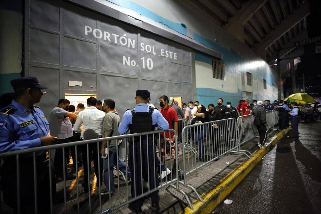 La fila de aficionados para ingresar al estadio Nacional Chelato Uclés.